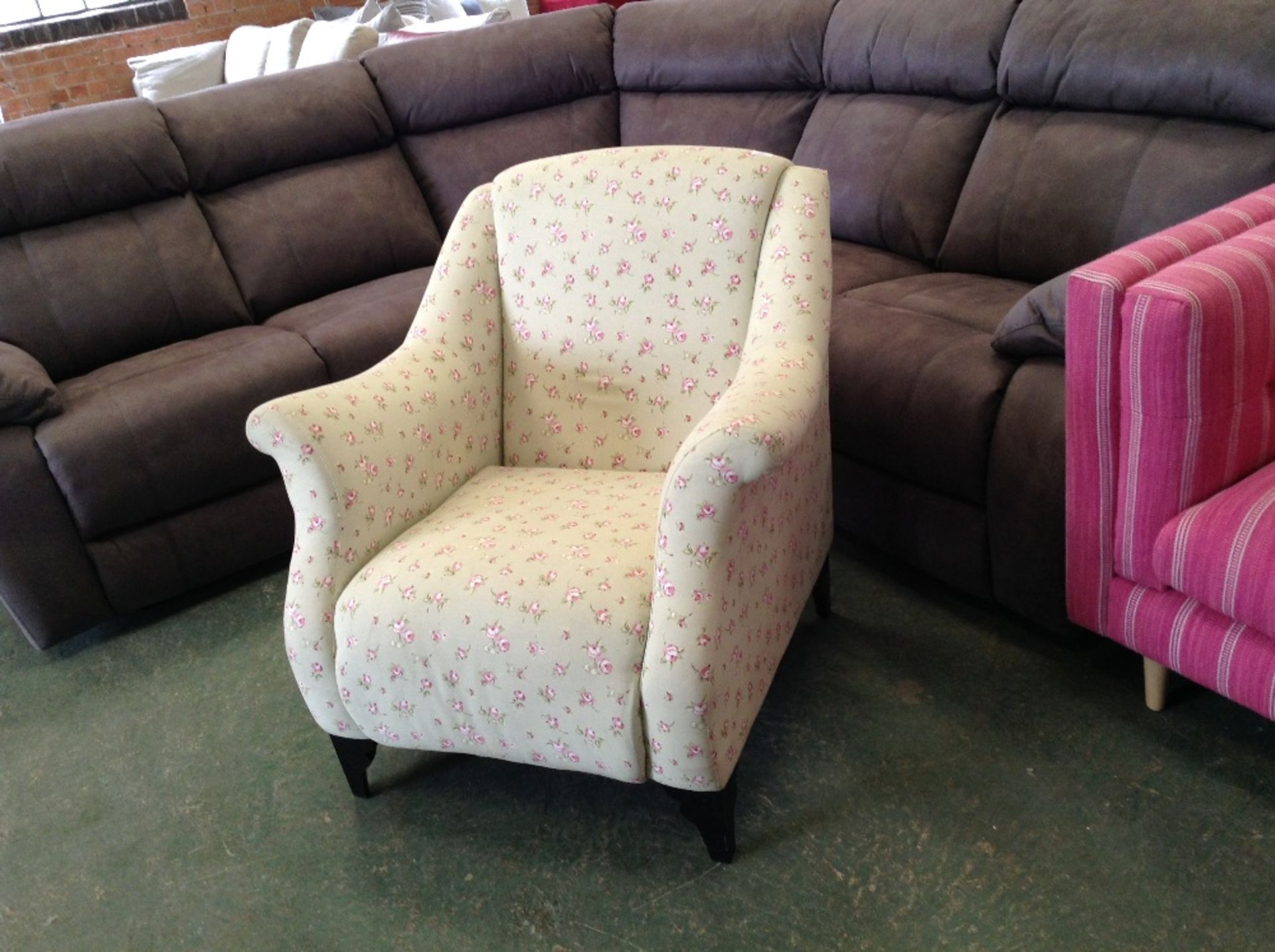 CREAM FLORAL PATTERNED ACCENT CHAIR