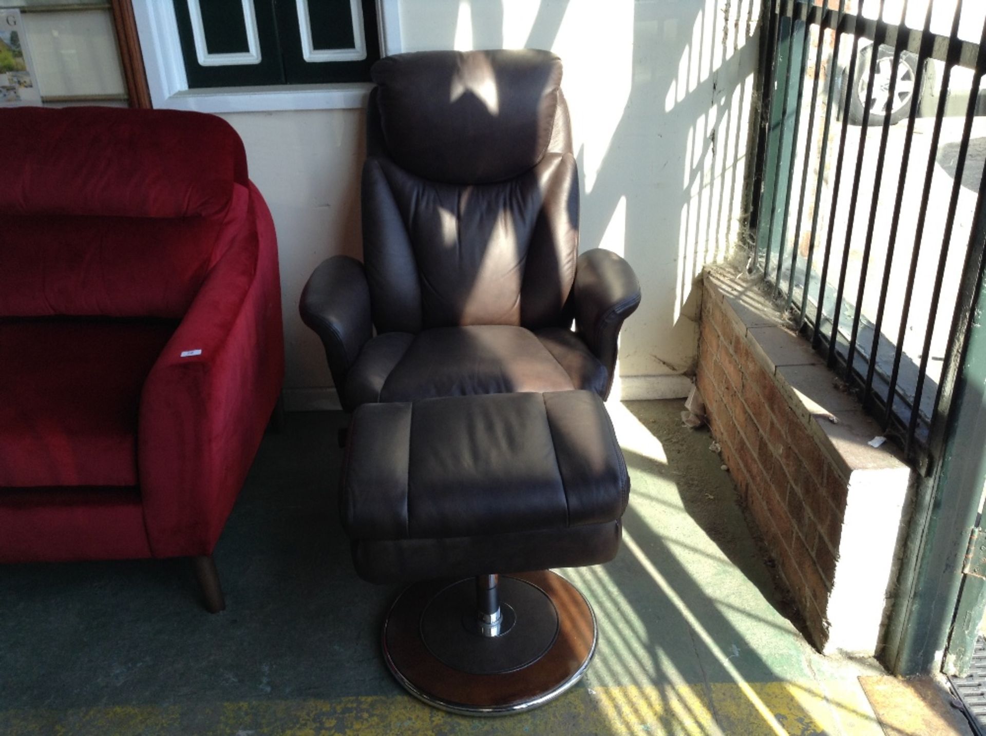 BROWN LEATHER LAZY BOY RECLINING CHAIR AND FOOTST