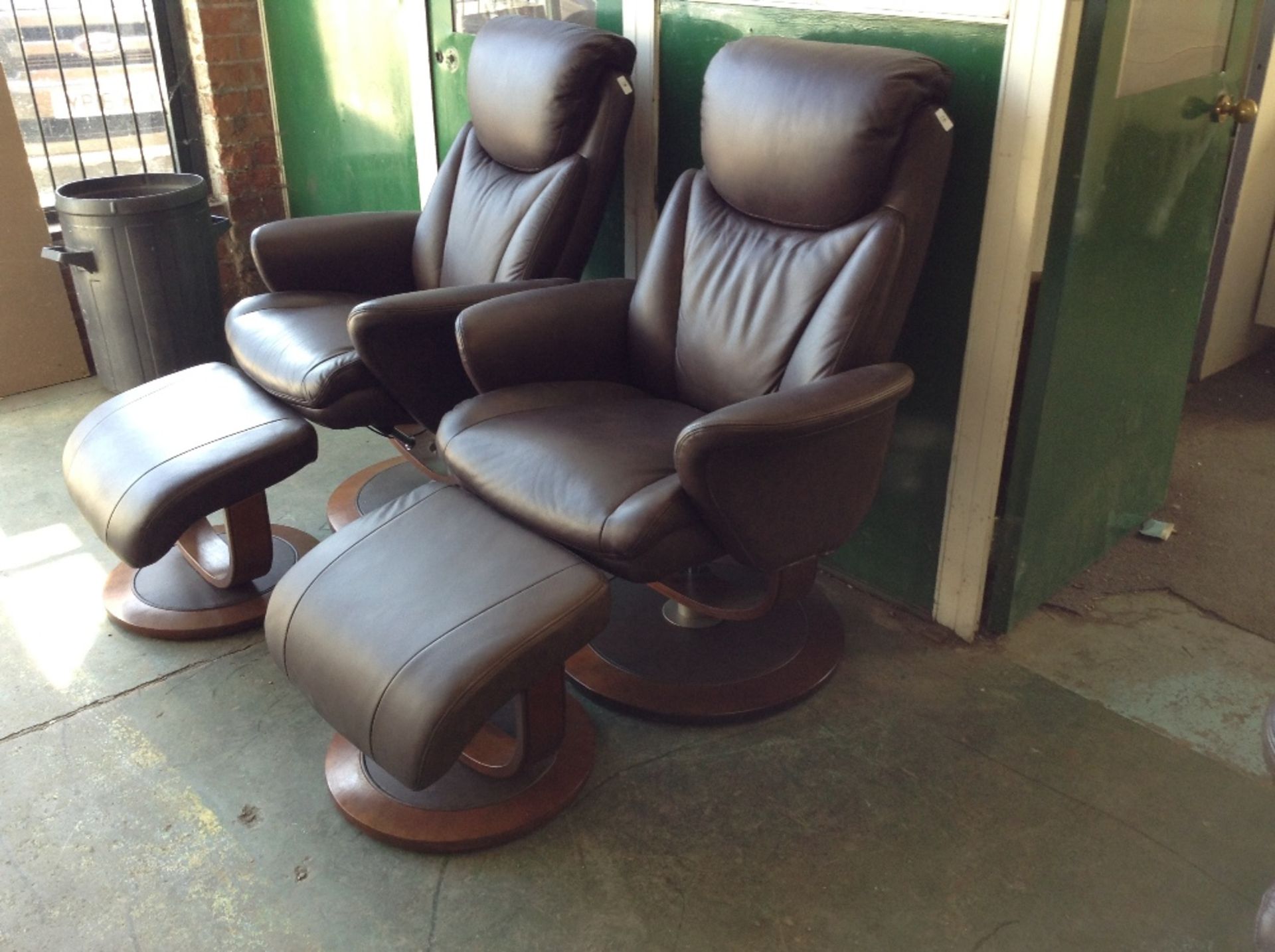 BROWN LEATHER LAZY BOY RECLINING CHAIR AND FOOTST