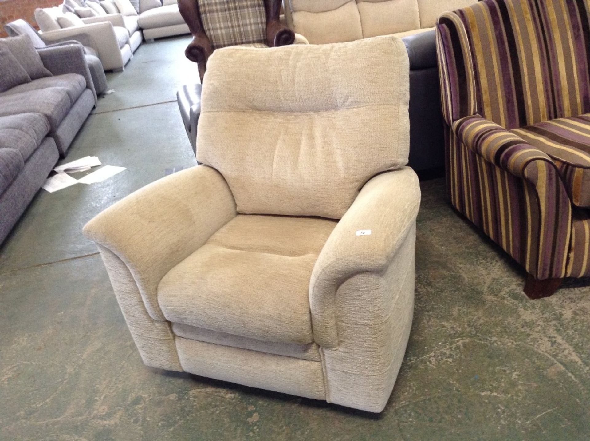 CREAM ELECTRIC RECLININ G CHAIR (TROO1587-WOO35969