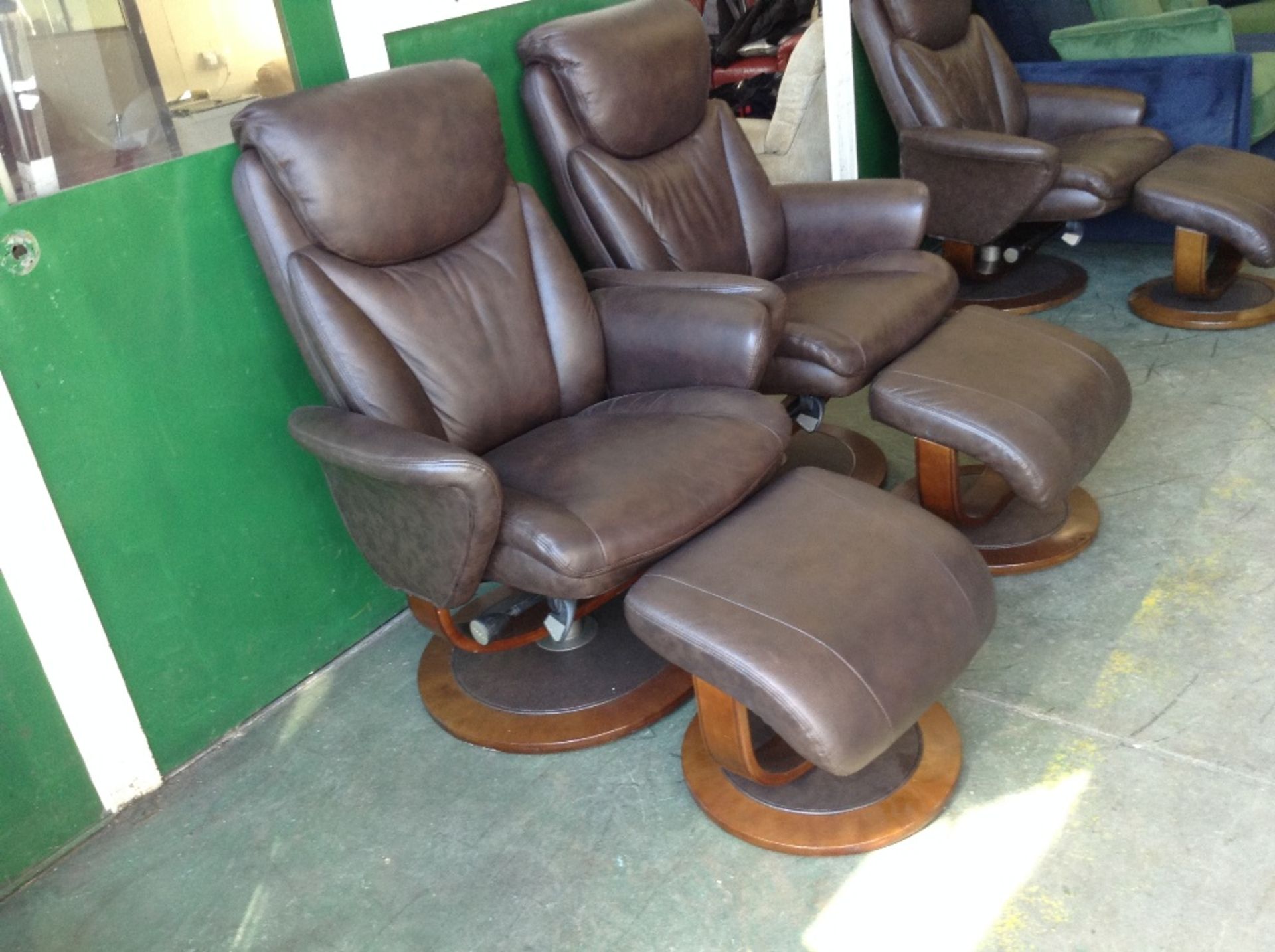 BROWN LEATHER LAZY BOY RECLINING CHAIR AND FOOTST