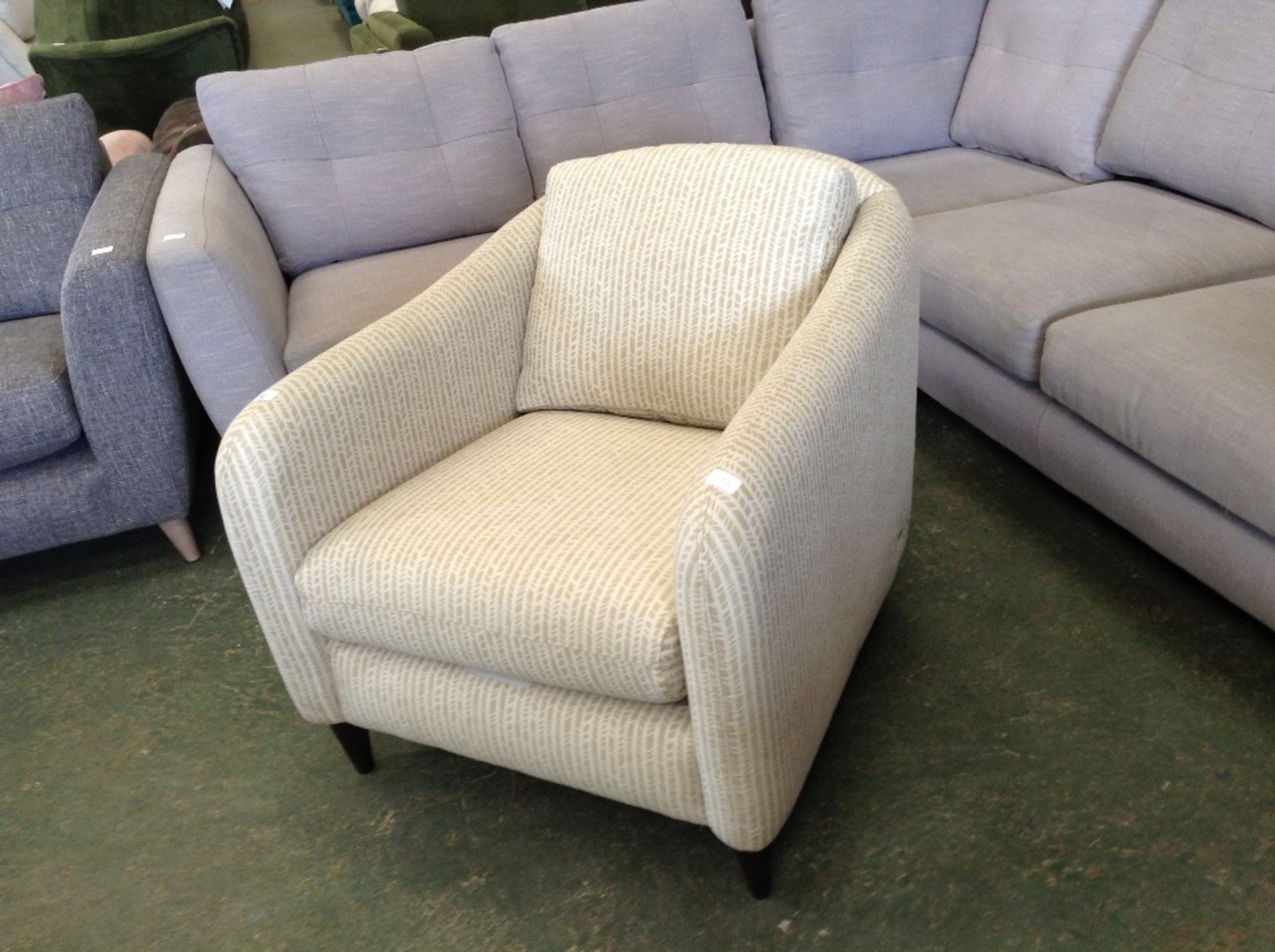 GOLD PATTERNED ACCENT CHAIR (TROO1648-WOO269847)