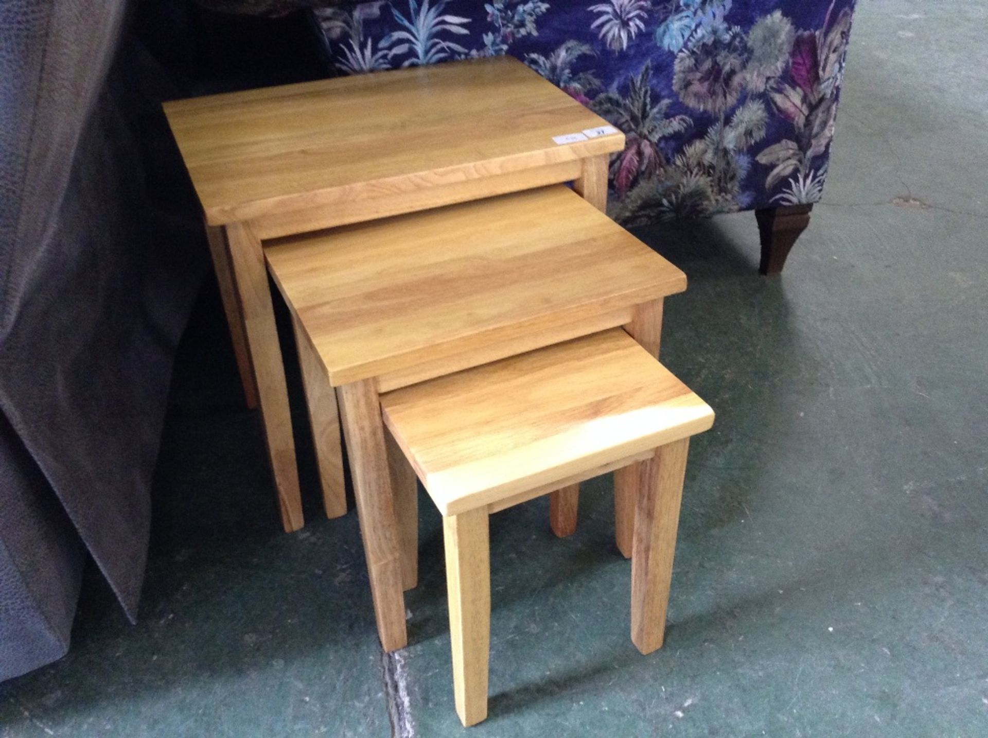 OAK NEST OF 3 TABLES