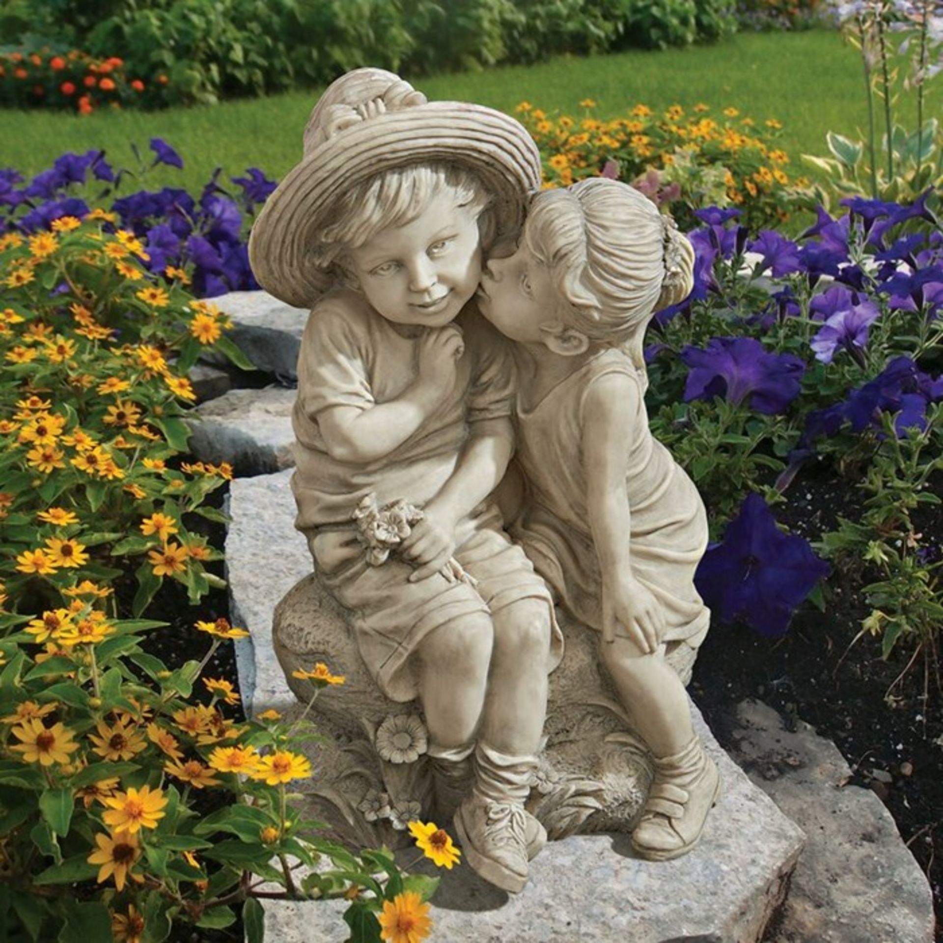 Design Toscano Girl Kissing Boy on Rocks Statue (DTSC1285 - 14747/29) 3C