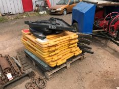 Traffic Management Sundries to Pallet, Comprising; 5no. Foldable Barriers, 4no. Various Signage,