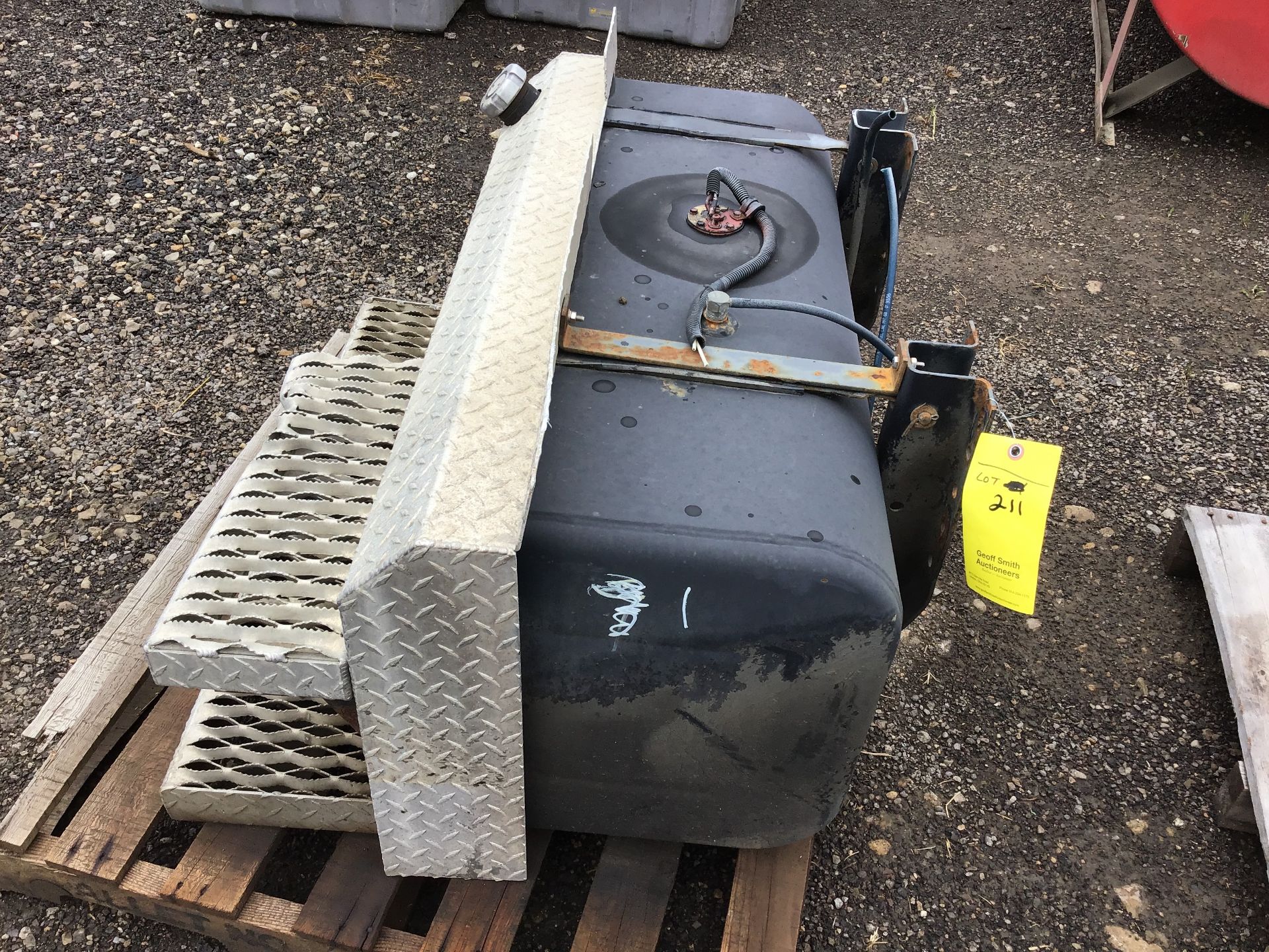 TRUCK FUEL TANK WITH STEP