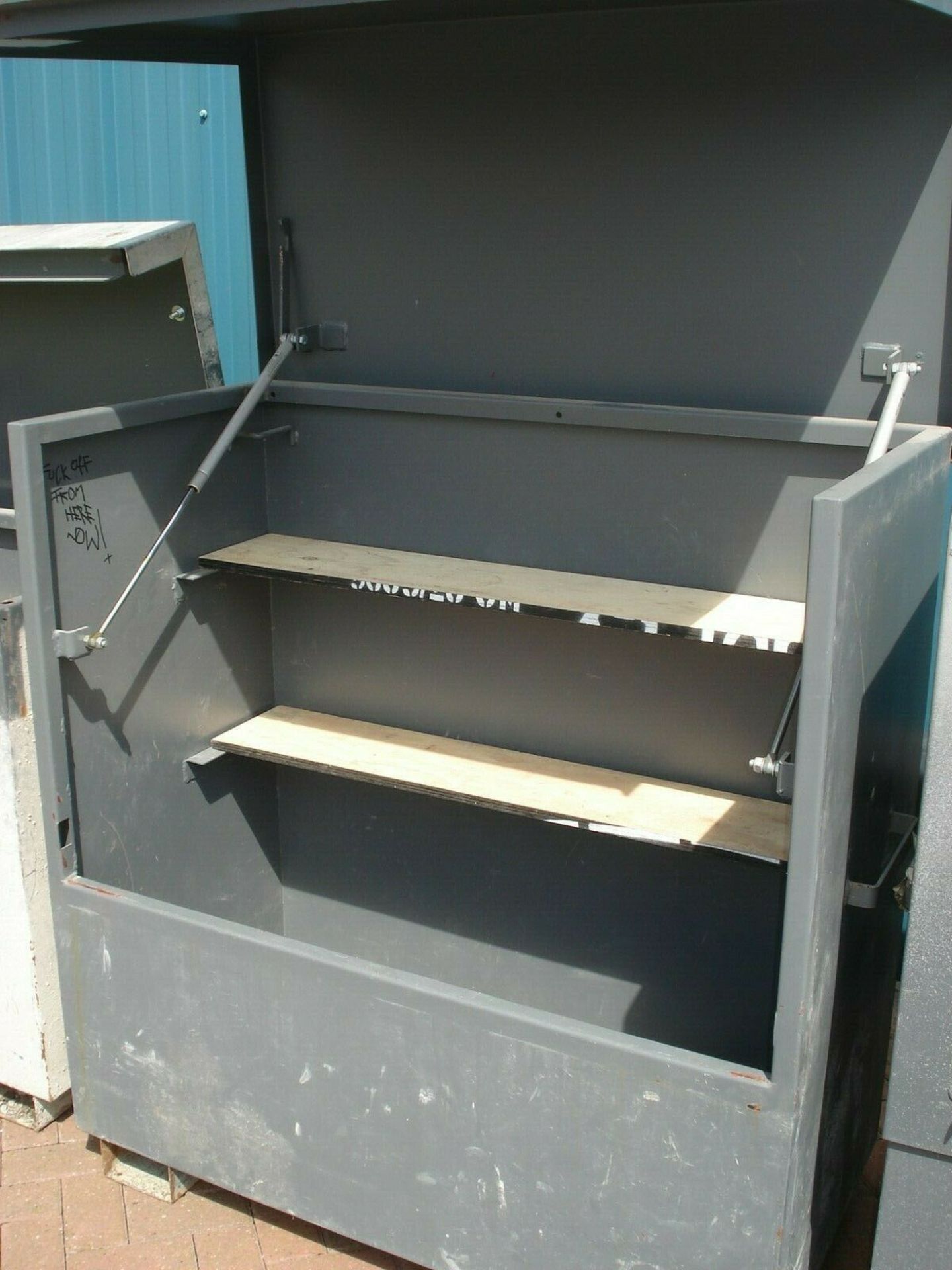 Armorgard Tuff Storage Box with Key - 47" Wide x 24" Deep x 50" Tall - 2 Shelfs - Image 5 of 6
