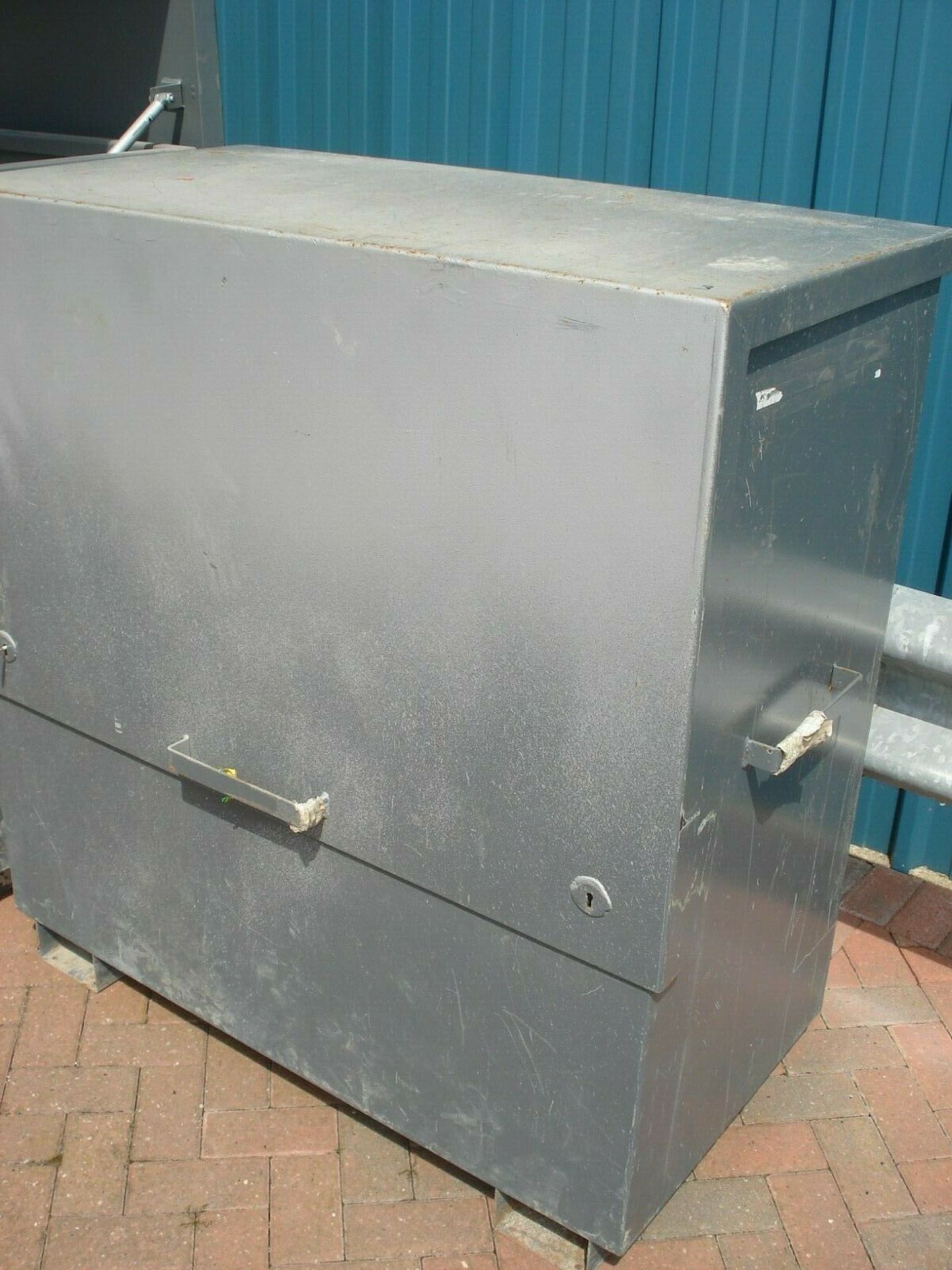 Armorgard Tuff Storage Box with Key - 47" Wide x 24" Deep x 50" Tall - Image 4 of 6