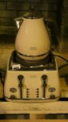 Lot to Contain 2 Assorted Items Including A Delonghi Icona 1.5L Kettle And A Delonghi Icona 4