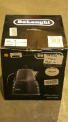 Boxed Delonghi Scultura Graphite Grey Cordless Jug Kettle RRP £100 (Customer Return)