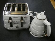 Delonghi 2 Piece Kitchen Set 4 Slice Toaster and a Cordless Jug Kettle Combined RRP £150 (Unboxed