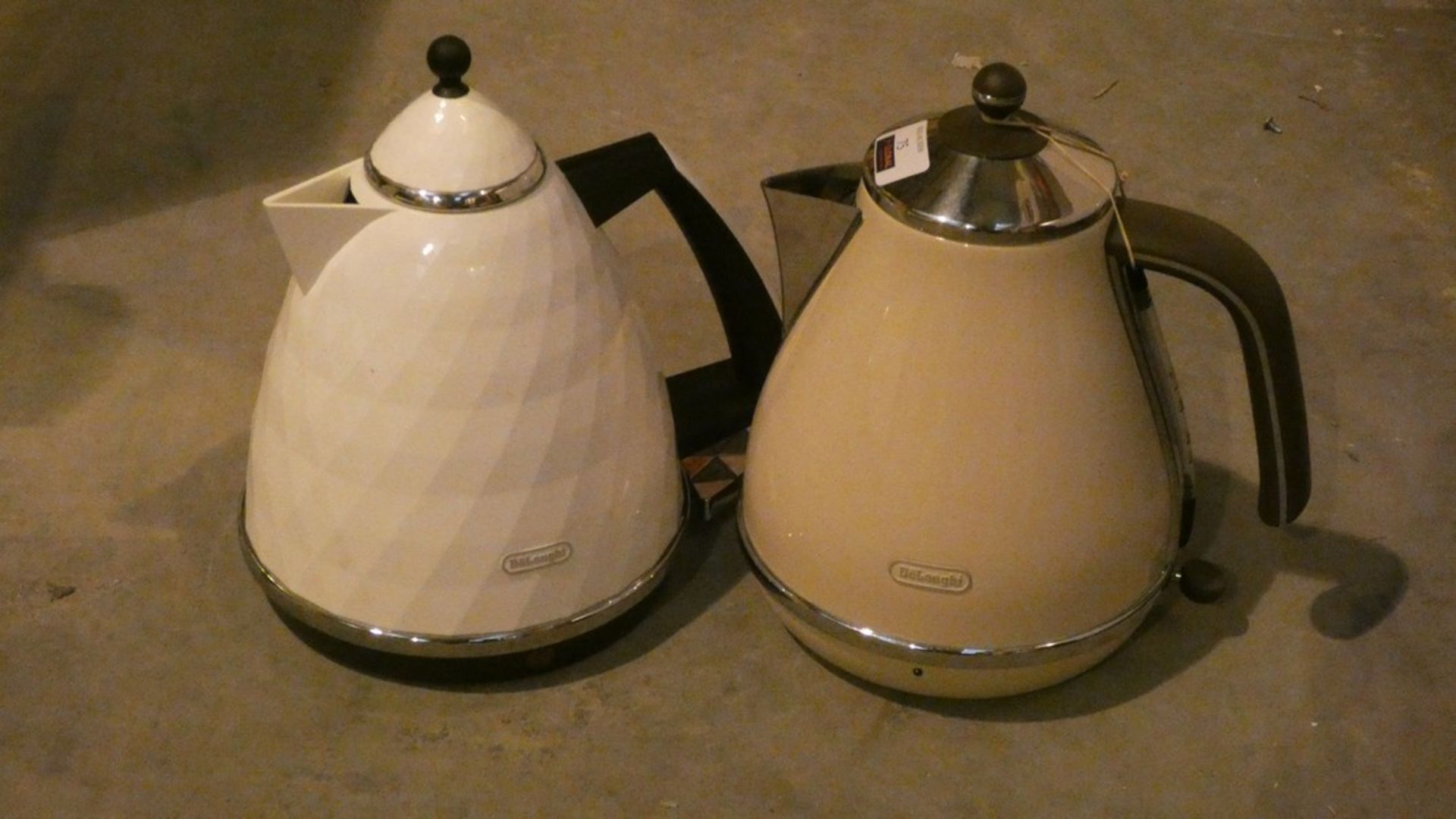 Lot to Contain 2 Assorted Delonghi 1.5L Cordless Jug Kettles From Iona nd Brilliante Range Both