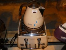 Lot to Contain DeLonghi Cordless Kettle and 4 Slice Toaster set