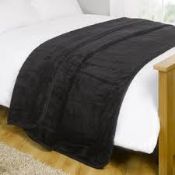 Lot to Contain 2 Assorted Items to Include a Javeno Cavailia Luxury Wave Design Throw in Black 150 x