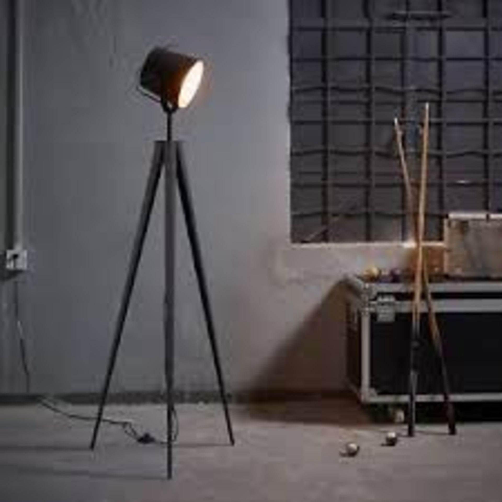 Boxed Versanora Studio Style Tripod Floor Lamp (9325) (VSNR2073) RRP £115