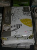 Lot to Contain 3 Assorted Items to Include Dreams and Drapes Kingsize Duvet Cover Set, Autograph