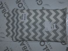 Lot to Contain 2 Grey and White Zig Zag Double Duvet Covers (9555)(133439342)Combined RRP £140