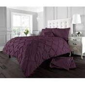 Lot to Contain 2 Assorted Items to Include an Exquisite Super Kingsize Duvet Cover Set and a