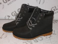 Boxed Brand New Pair Of Size 40 Chelsea Design Mens Boots RRP£30