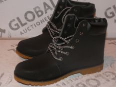 Boxed Brand New Pair of Size EU39 Chelsea Style Design Boots RRP £50
