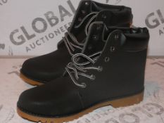 Boxed Brand New Pair of Size EU39 Chelsea Style Design Boots RRP £50