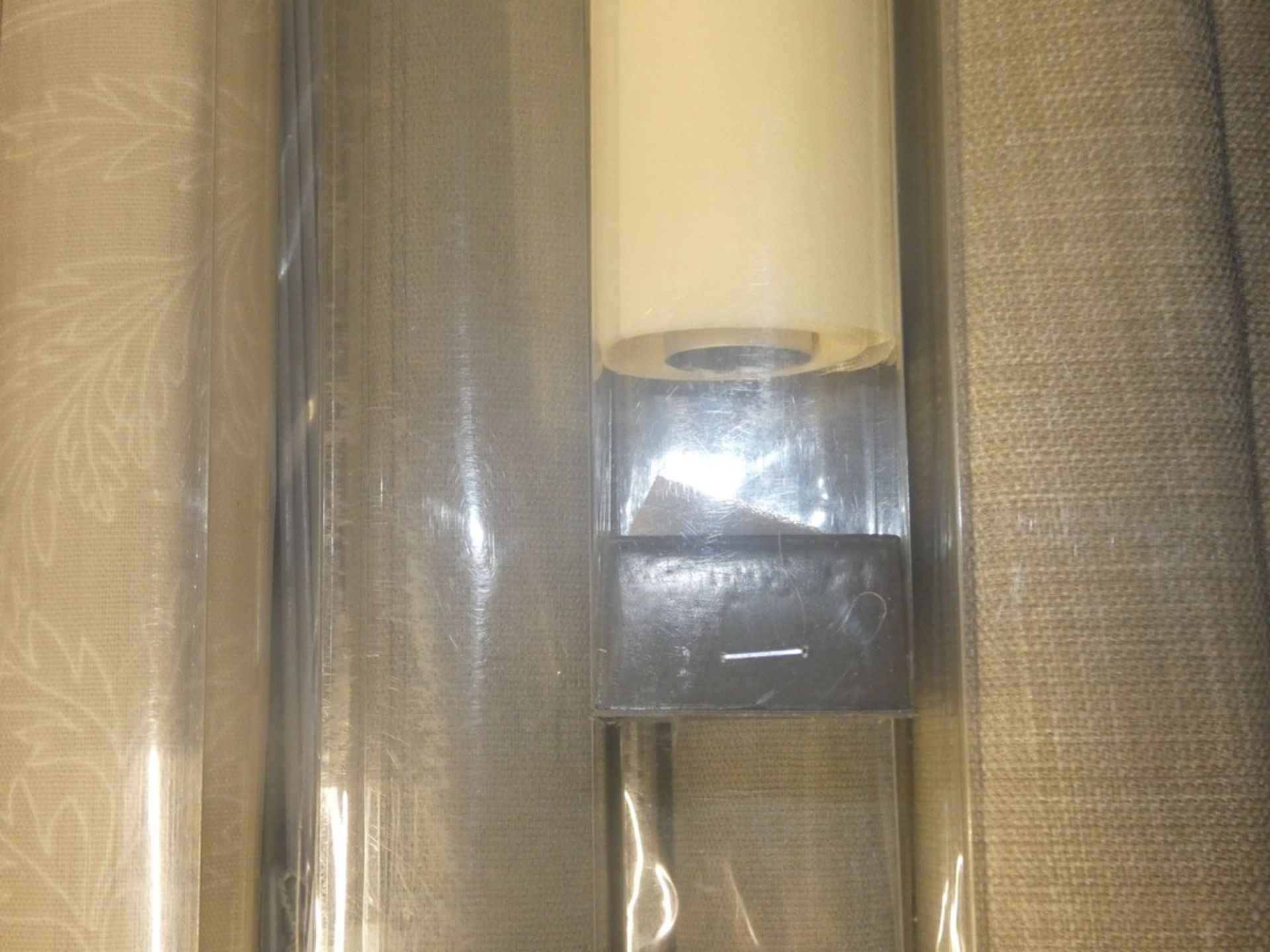 Lot to Contain 5 Assorted Designer Rolling Window Blinds to Include Venetian Blinds and Black Out