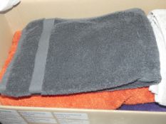 Assorted Bath Towels And Hand Towels In A Box To Include Egyptian Towels RRP £25-45 (2397793) (