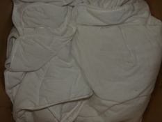Lot to Contain 2 Assorted Items To Include Designer Duvet Covers And Pillows RRP £30-35 (2114272) (