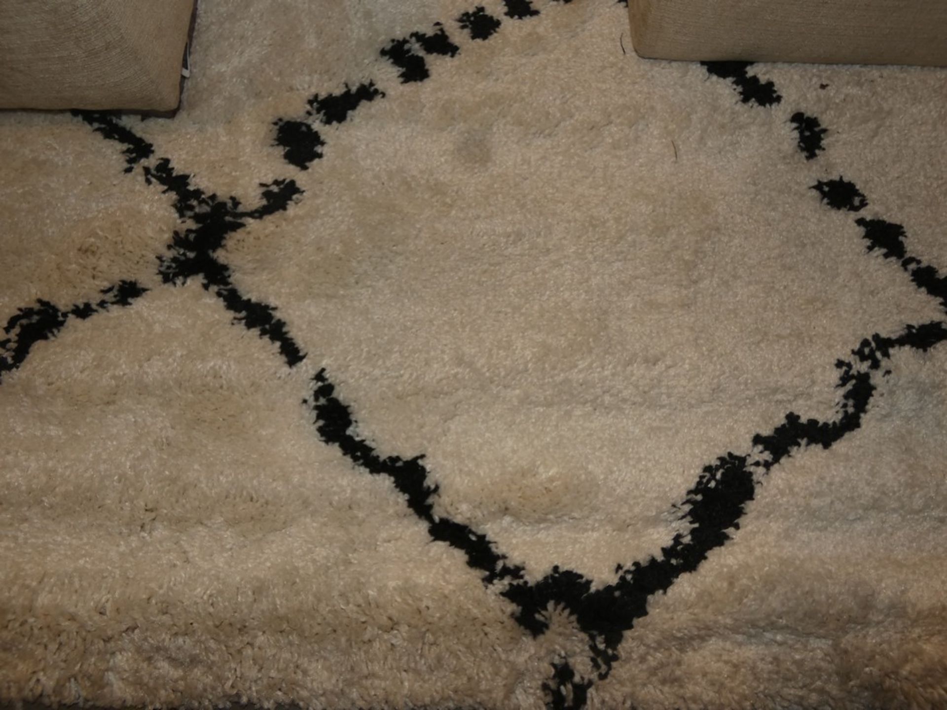 Large Black and White Diamond Design Floor Rug RRP £110 (Viewing/Appraisals Highly Recommended)