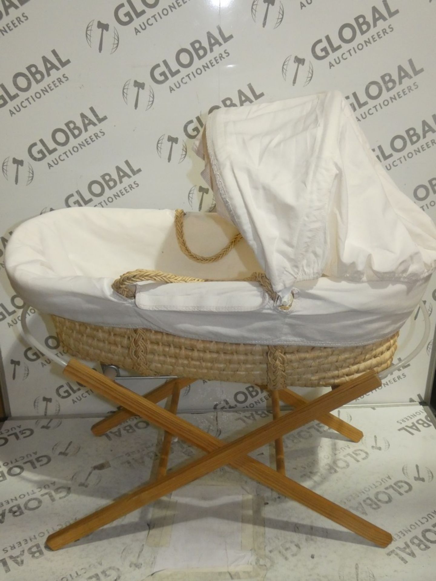 Children's Wicker Moses Basket And Stand RRP £75 (2922082) (Public Viewing and Appraisals