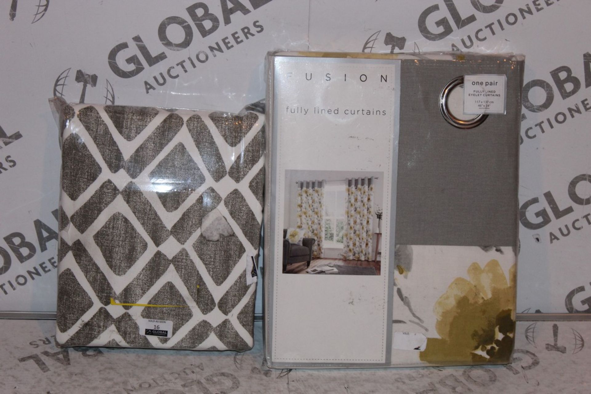 Lot to Contain 2 Assorted Items to Include a Grey and White Bedding Set and a Fusion Fully Lined