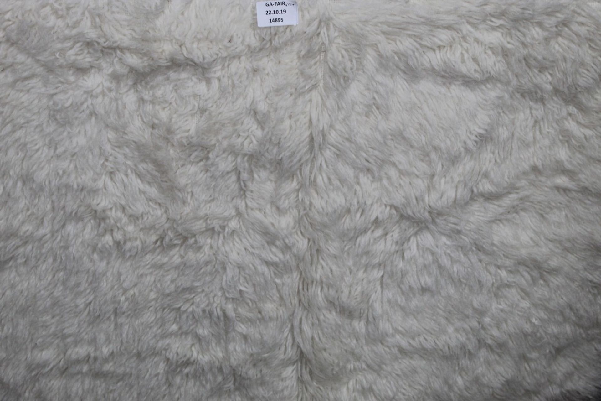 Large Artificial Fur Rug RRP £40 (14895) (Public Viewing and Appraisals Available)