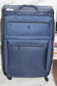 Qubed Medium Sized Navy Blue Suitcase RRP £50 (RET00023562) (Public Viewing and Appraisals