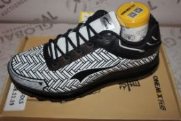 Boxed Brand New Pair of One Mix Size EU43 Black and White Fabric Running Shoes RRP £39.99 (To