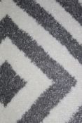 Grey and White Diamond Print Floor Rug RRP £50 (9461) (Public Viewing and Appraisals Available)