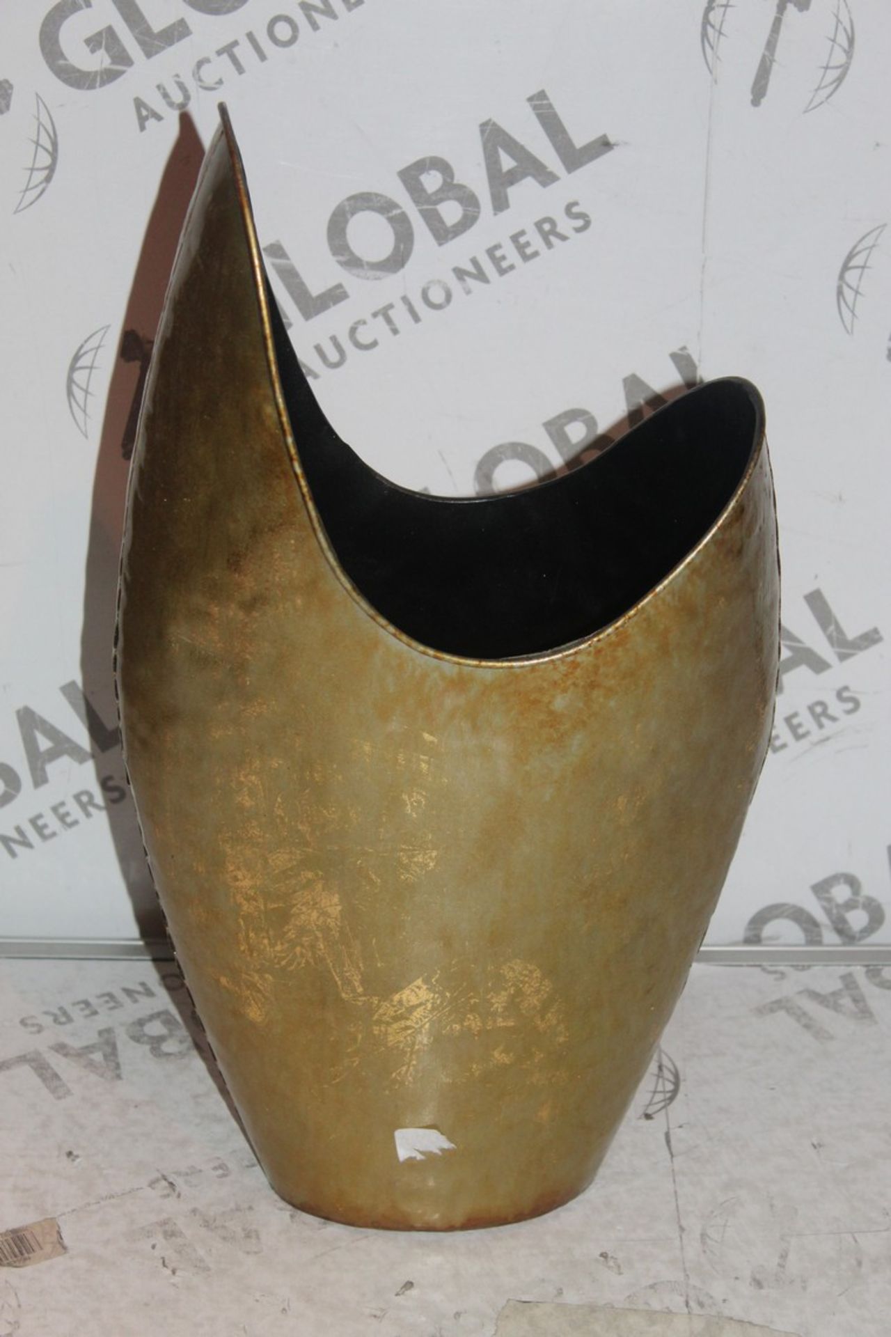 Decorative Gold Hammered Vase RRP £65 (16404) (Public Viewing and Appraisals Available)