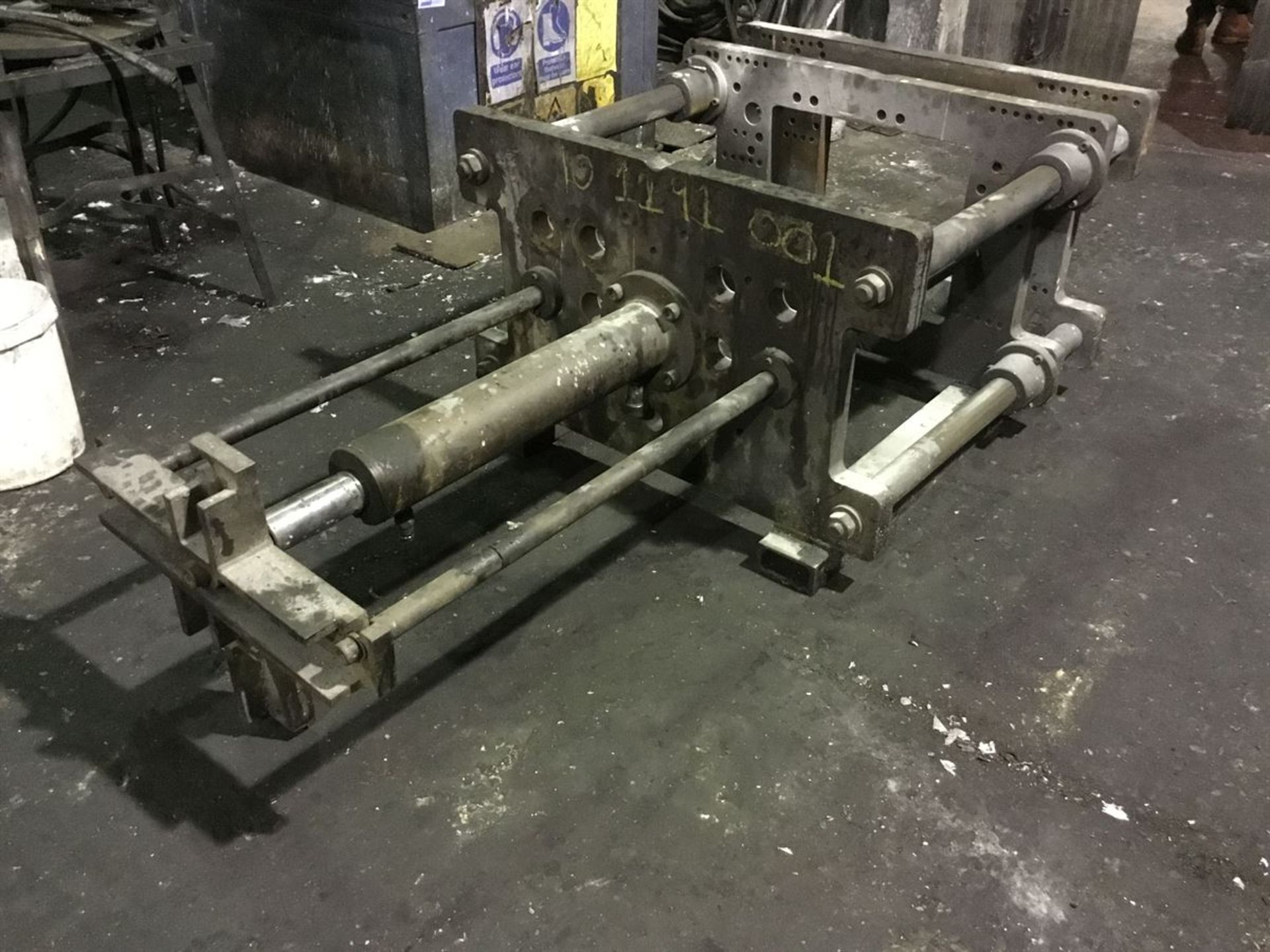 Medium hydraulic die frame