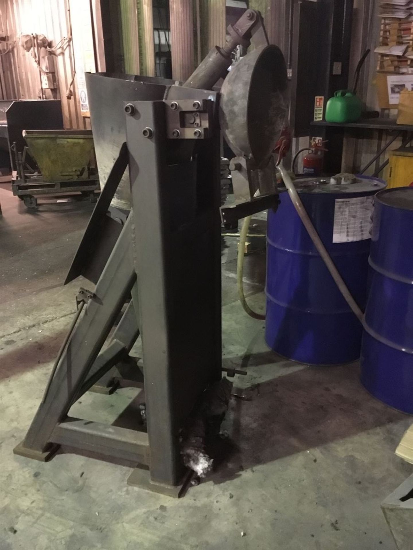 Small hydraulic tilt pour frame