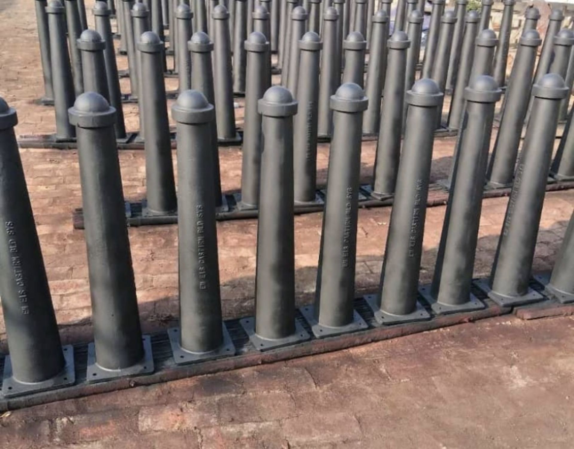 1 CAST IRON PEDESTRIAN BOLLARD