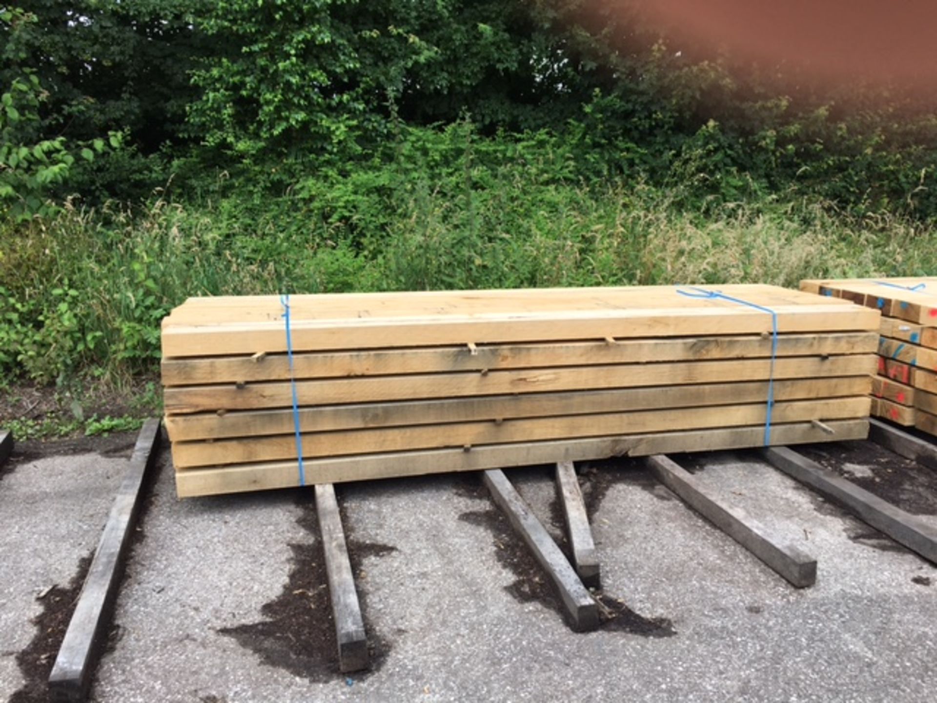 PALLET OF 30 x OAK BEAMS APPROX 12FT LONG – 3.3M LONG X 8 INCH X 4 INCH THICK