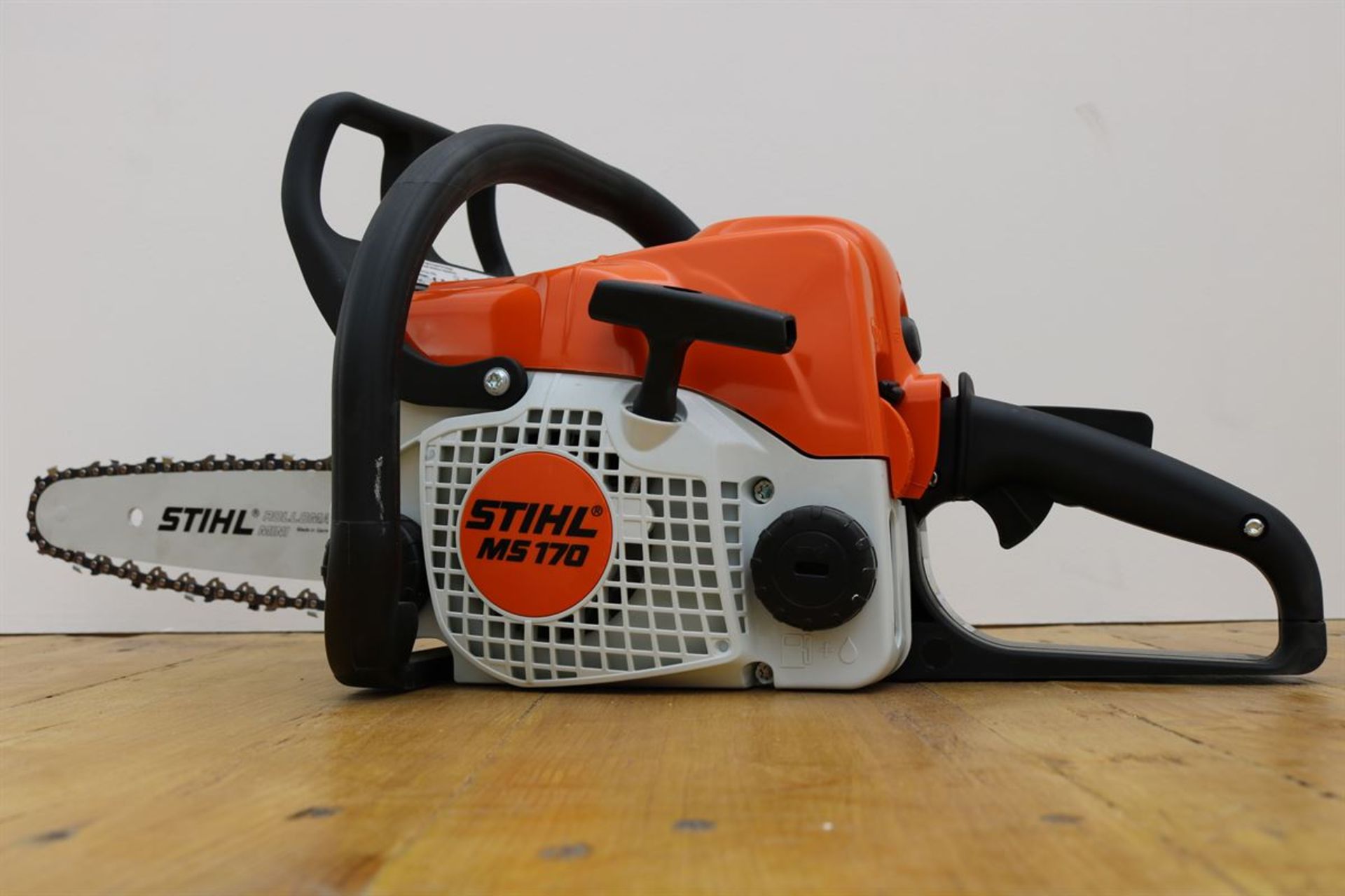 STIHL 30.1cc 14inch Petrol Chainsaw - Image 2 of 6