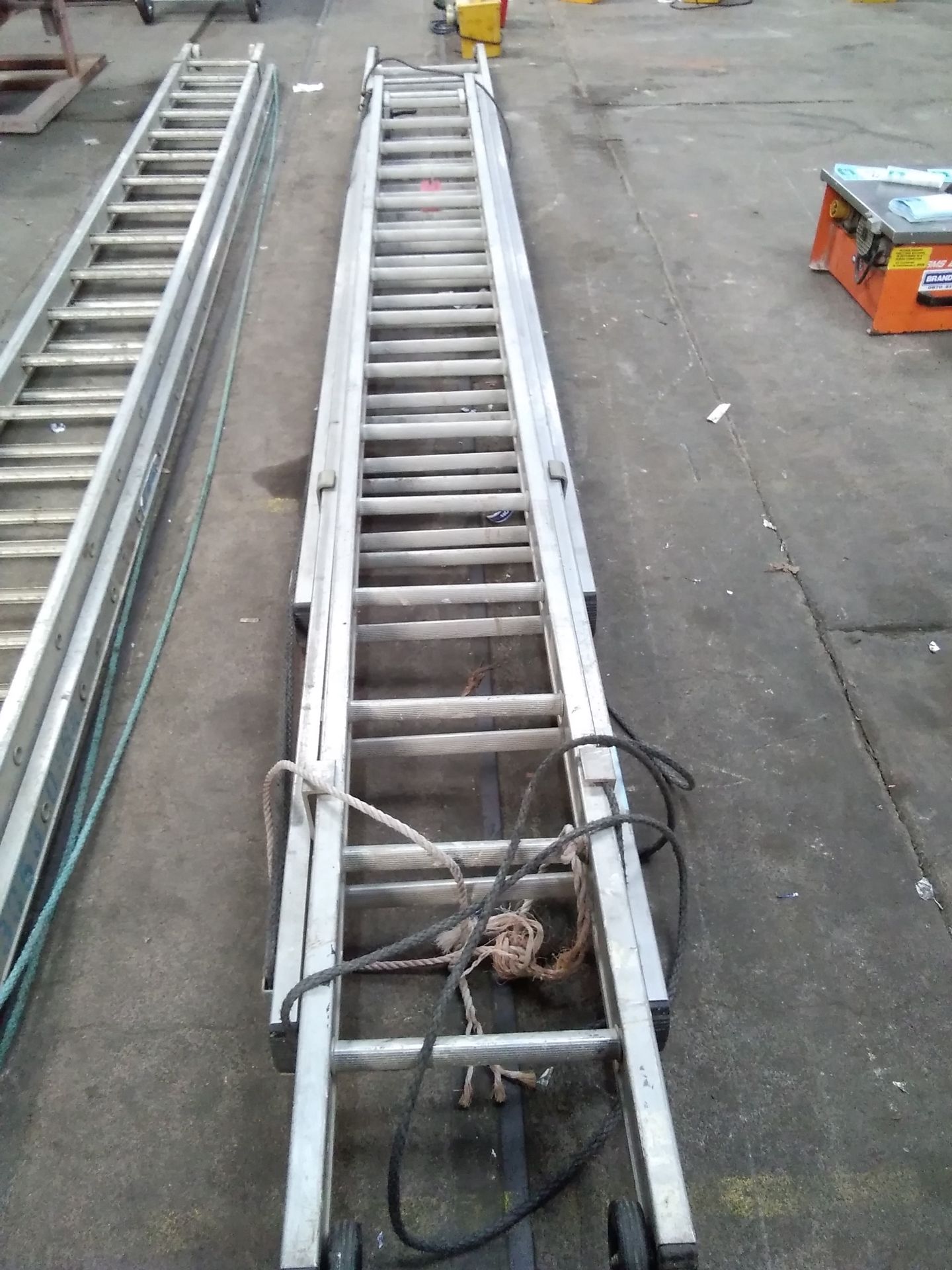 Tripple Extension Aluminium Ladders .