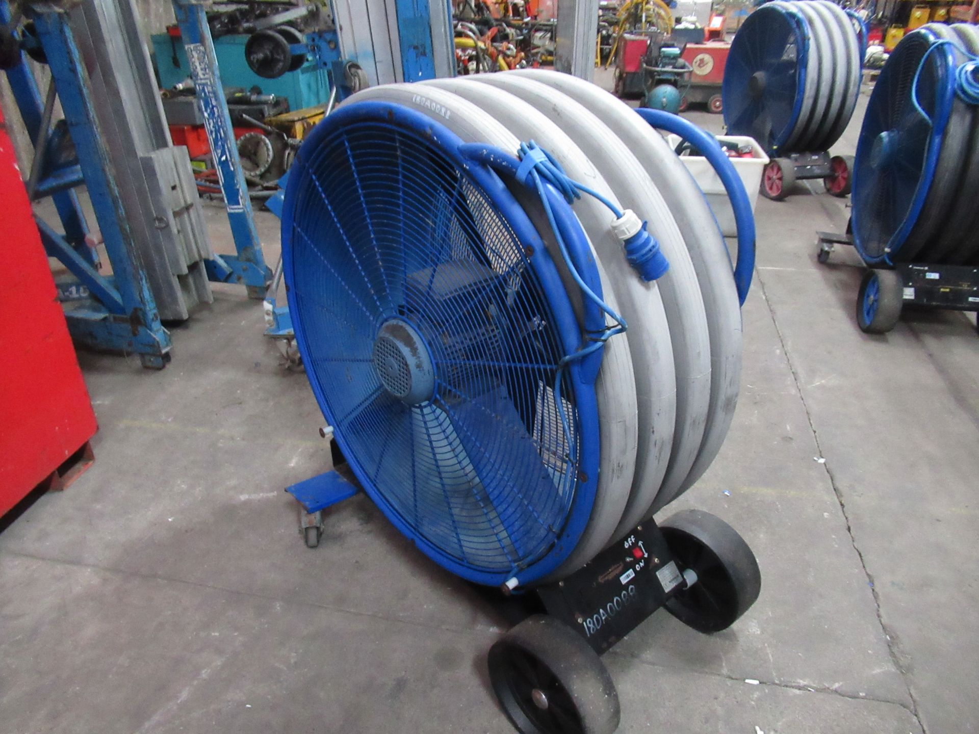 Blue Max 950 Floor Fan 240V - Image 2 of 2