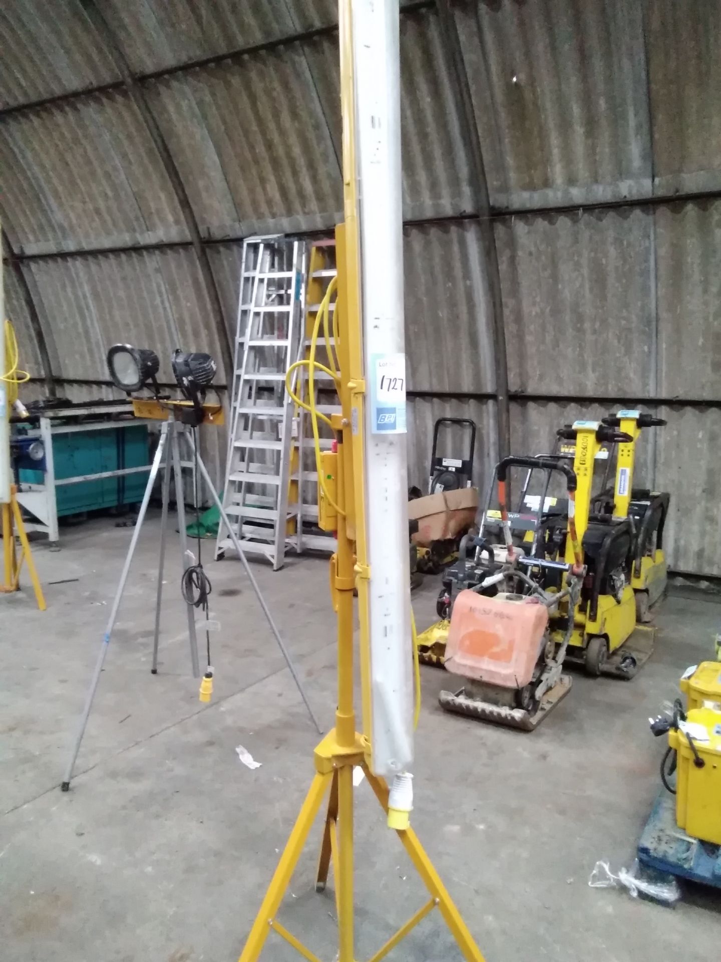 Tripod Fluorecent Site Light 110v . 12750833