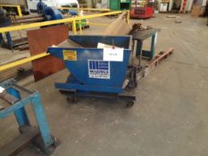 Metal waste tipping skip