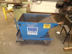 Metal waste tipping skip