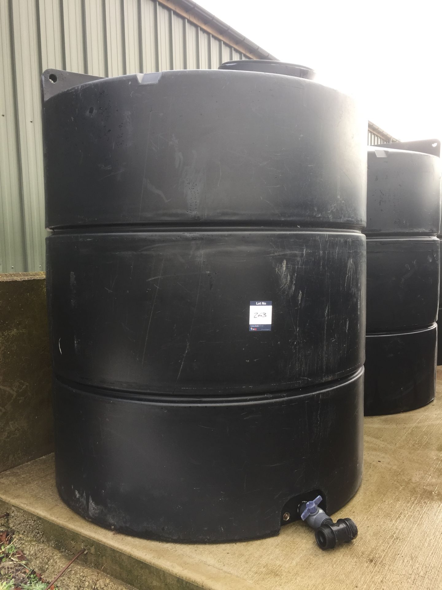 Rigid plastic c. 400 litre water tank (no lid)