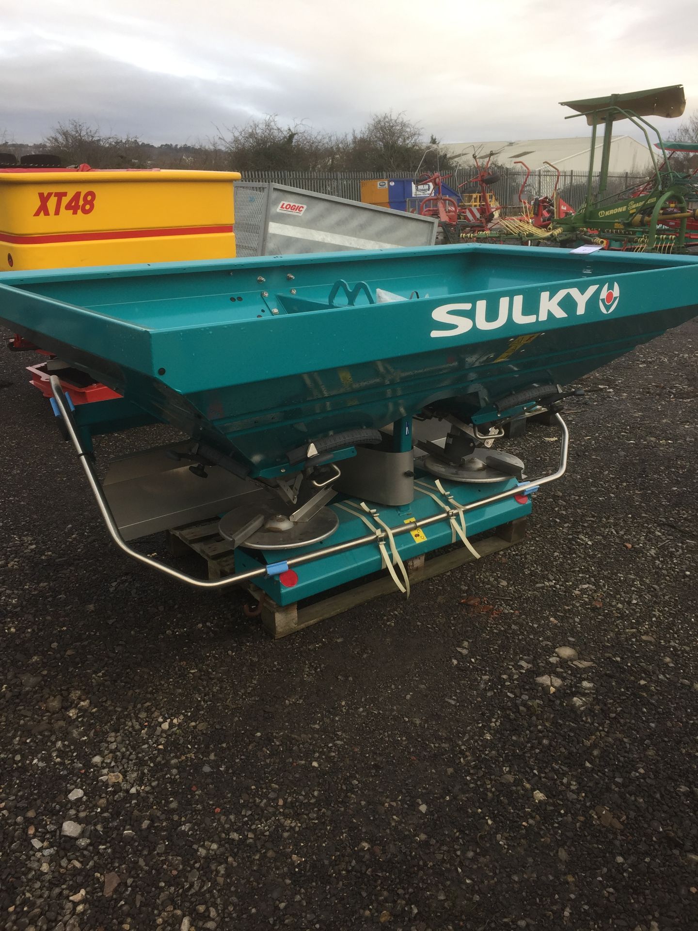 Sulky DX20 t win disc fertilizer spinner with cover (unused), Serial No. 17/FX02152 (2017) - Image 2 of 4