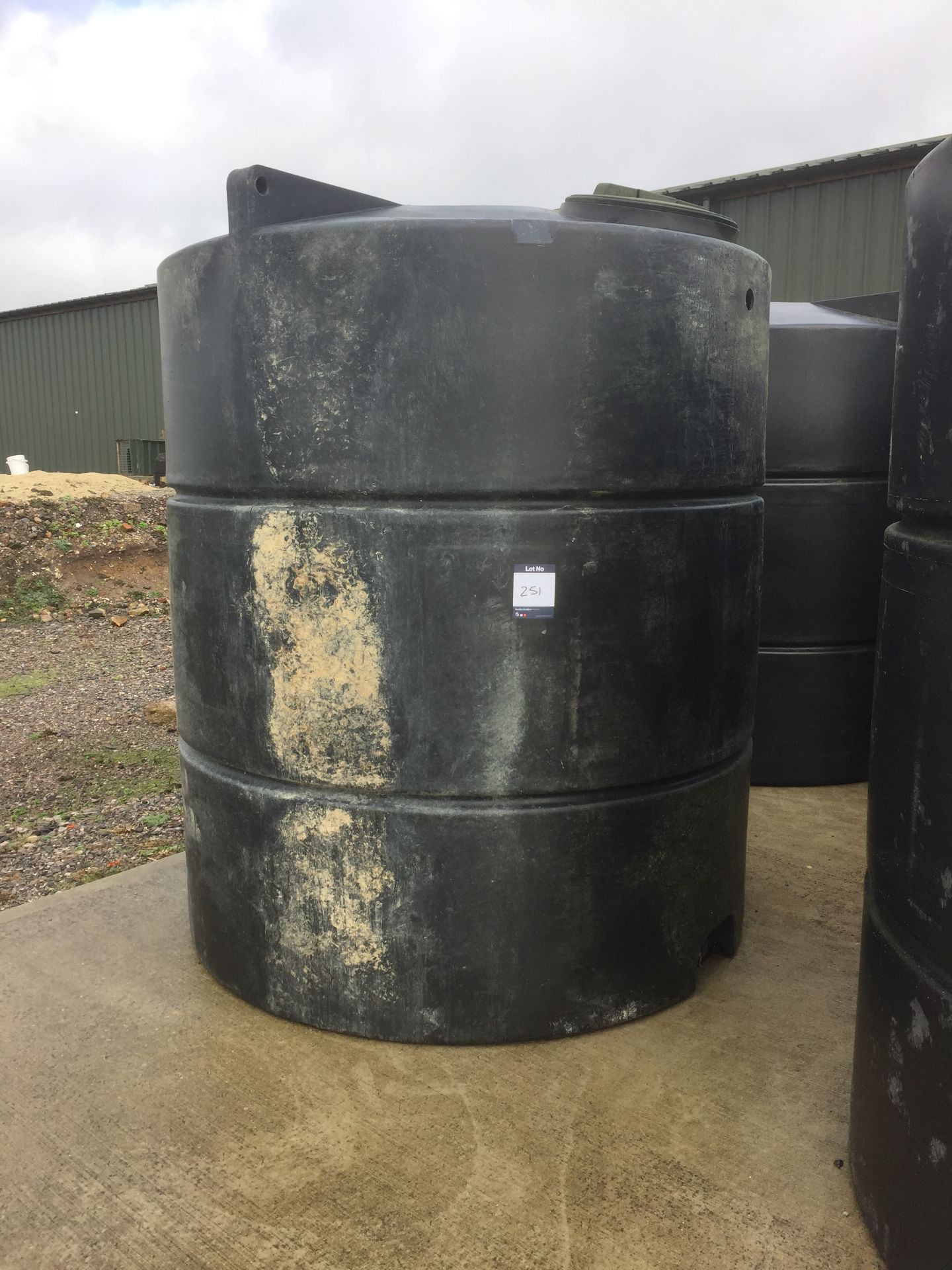 Rigid plastic c. 400 litre water tank (no valve)
