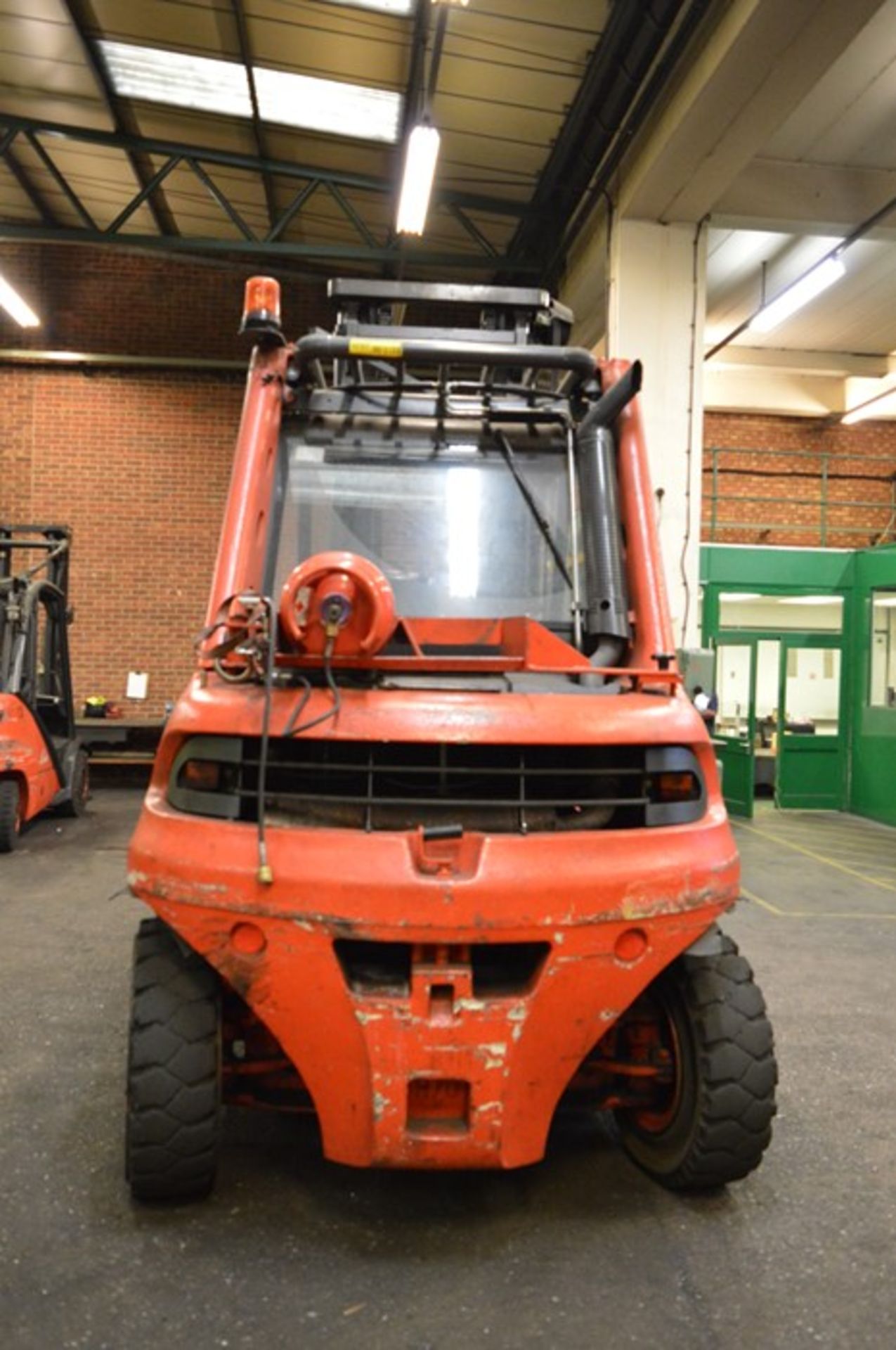 Linde, H70T-03 LPG counterbalance forklift truck, Serial No. E1X353S00208 (2005), Capacity: 7,000kg, - Image 4 of 14